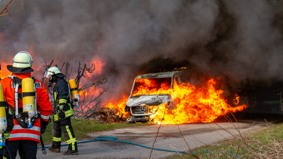 Feuer an Ostermontag - Feuerwehren verhinden Übergreifen in Schnarup-Thumby
